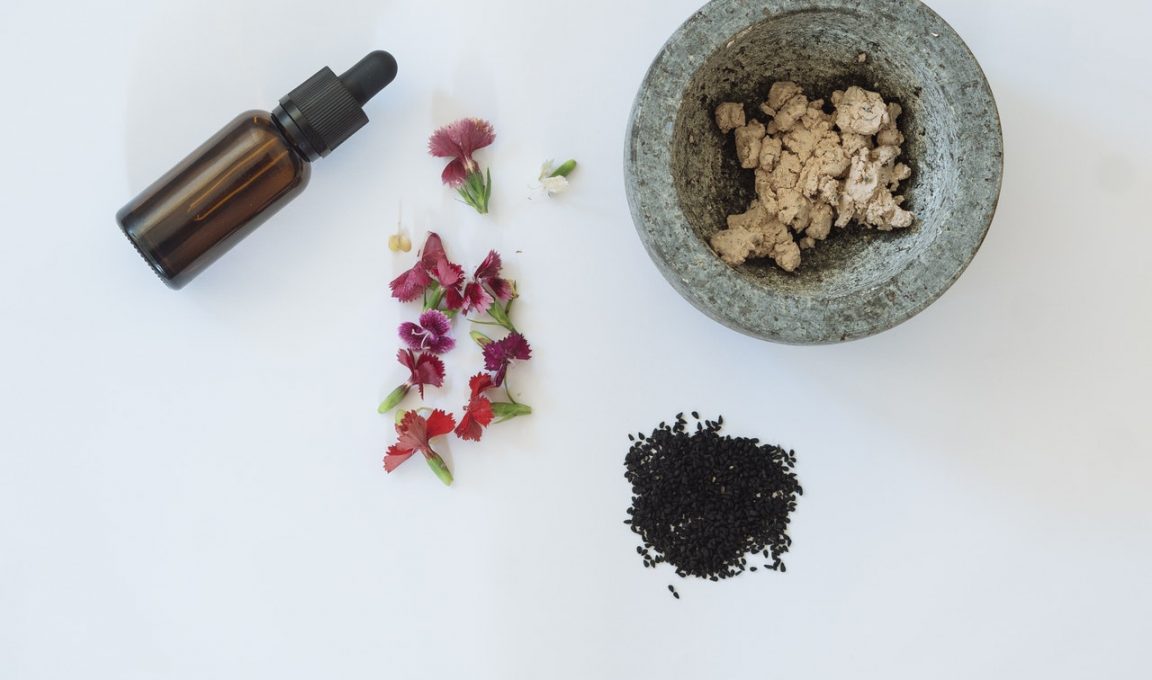 Najpopularniejsze surowce kosmetyczne – olejki dobre dla Twojej skóry i włosów