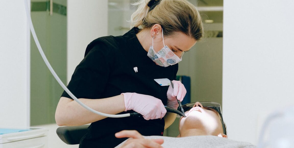 Dlaczego regularne wizyty kontrolne u stomatologa pozwalają unikać kosztownego leczenia?