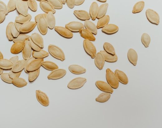 Olej z pestek dyni tłoczony na zimno – z czym go łączyć, aby wydobyć pełnię smaku?